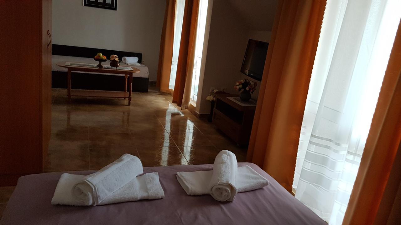 Tashevi Apartments ポモリエ エクステリア 写真